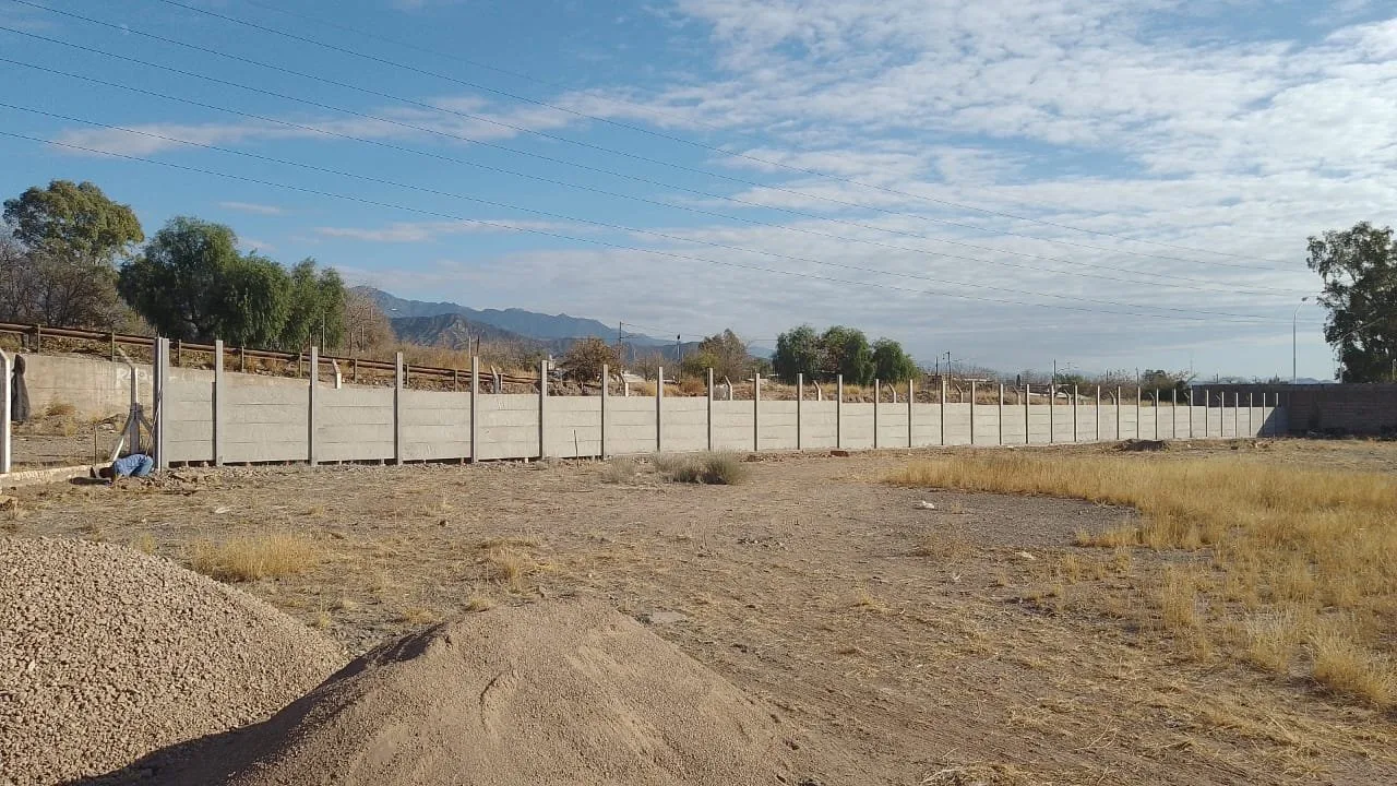 Cierre perimetral premoldeado de hormigón con la cordillera de los Andes de fondo, en Mendoza