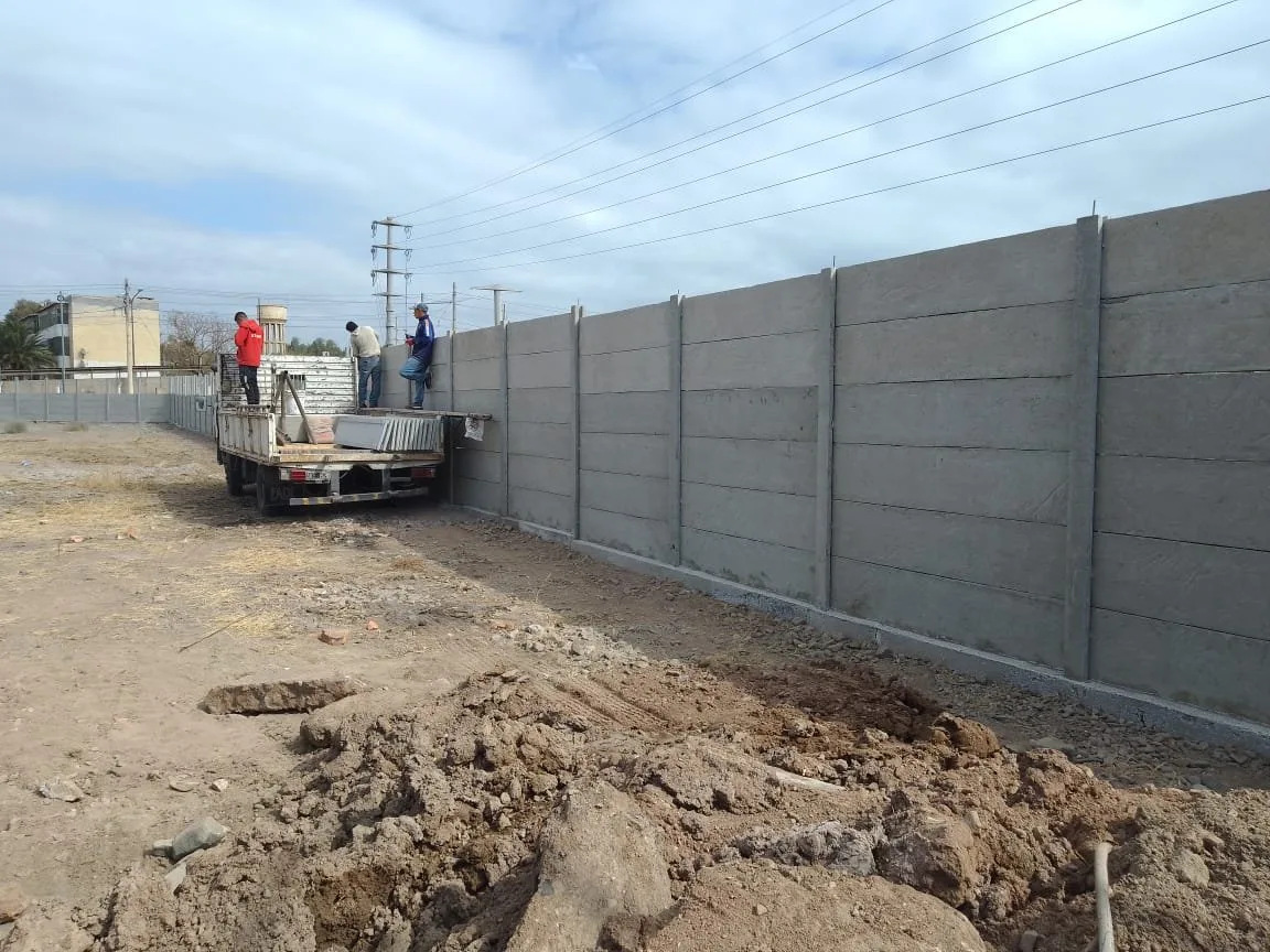 Colocación de placas premoldeadas de hormigón en un terreno de Mendoza